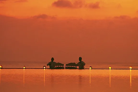 Coucher de soleil avec gamelan en bordure de mer à Jimbaran 