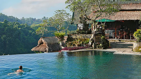 Piscine à débordement à l'hôtel Pita Maha Ubud