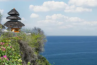 Le temple de Uluwatu sur une falaise non loin de Jimbaran