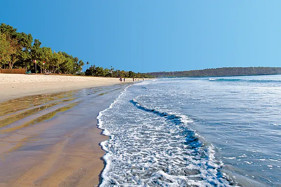 Longue plage de sable blanc à Jimbaran Bali