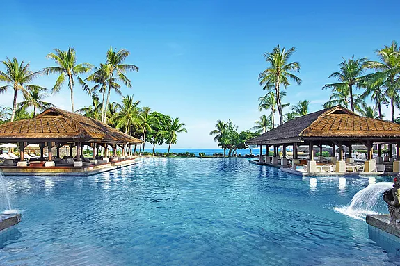 Belles piscine à débordement à l'hôtel Bali Intercontinental