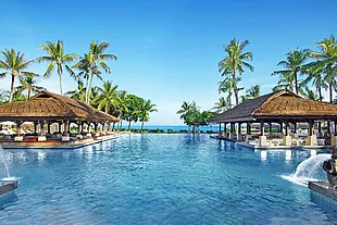 Belles piscine à débordement à l'hôtel Bali Intercontinental